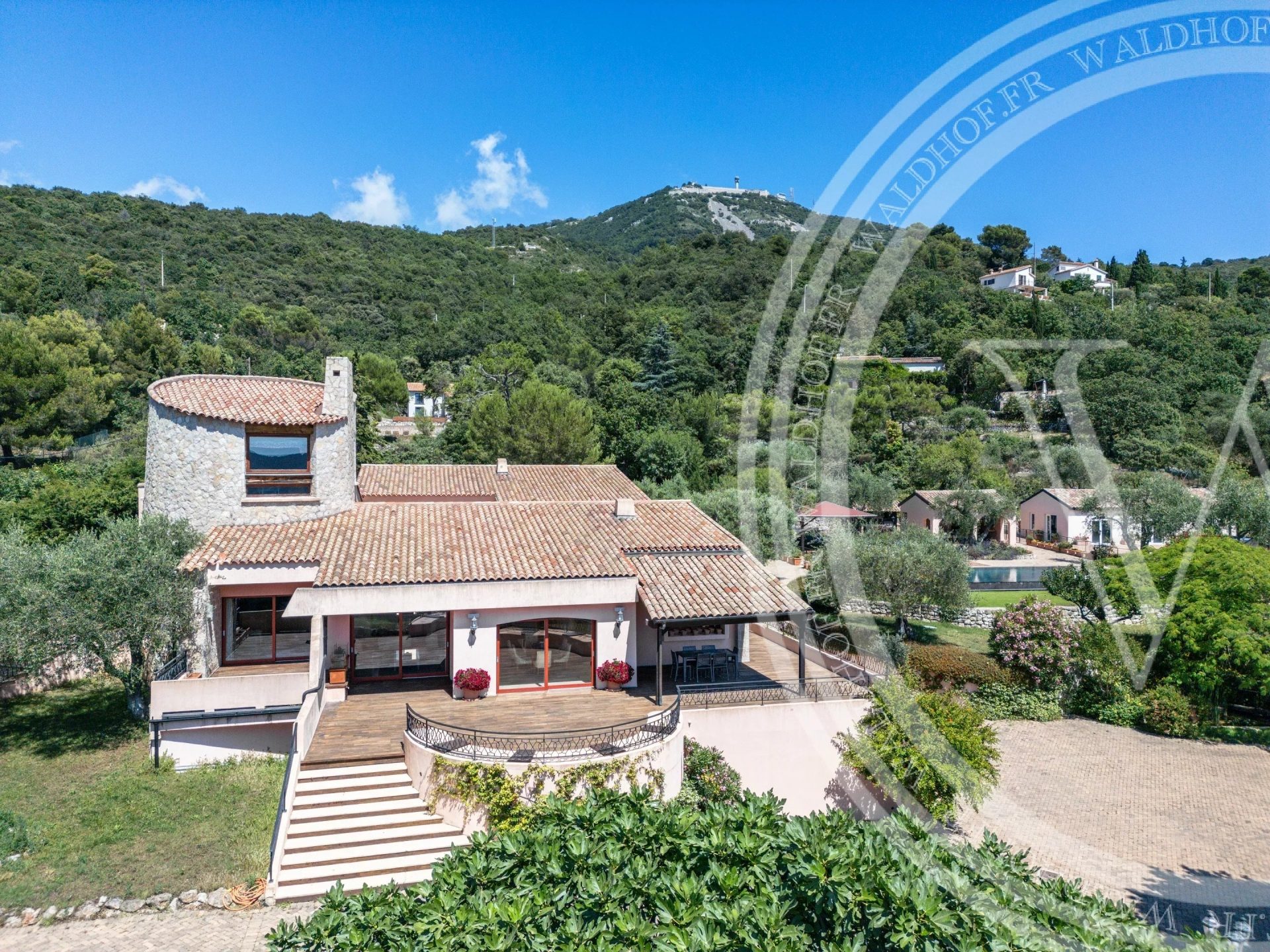Majestueux domaine provençal de 600m² avec vue panoramique sur la mer, piscine et 5 suites - 20 Mins de Monaco - 3