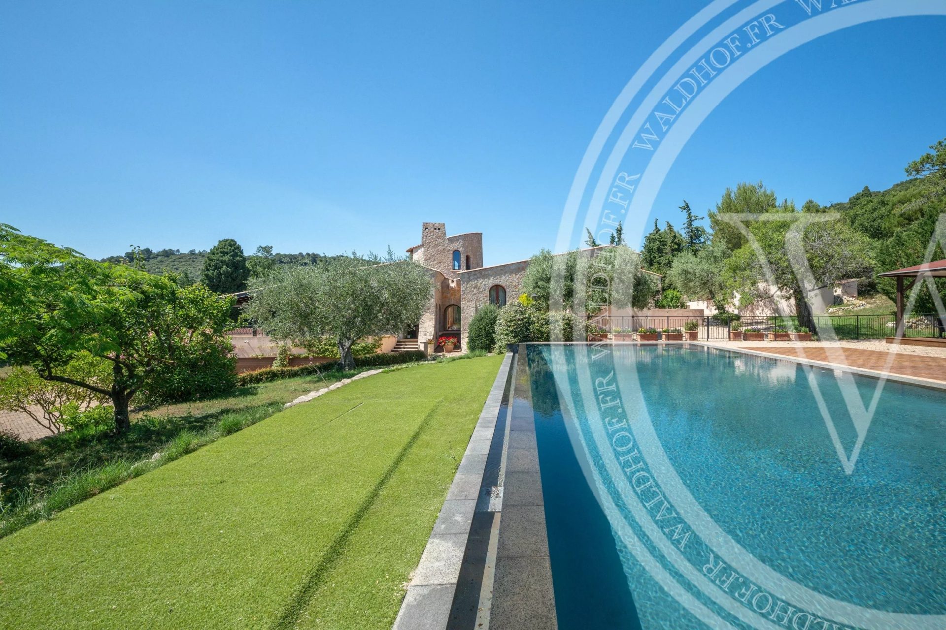 Majestueux domaine provençal de 600m² avec vue panoramique sur la mer, piscine et 5 suites - 20 Mins de Monaco - 10