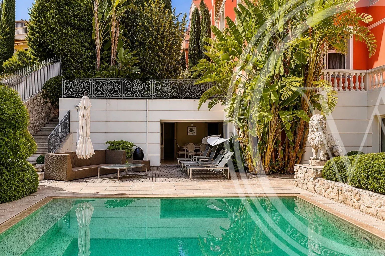 Villa de luxe vendu clés en mains avec vue mer, grand garage et piscine, à 25 mètres de Monaco - 2