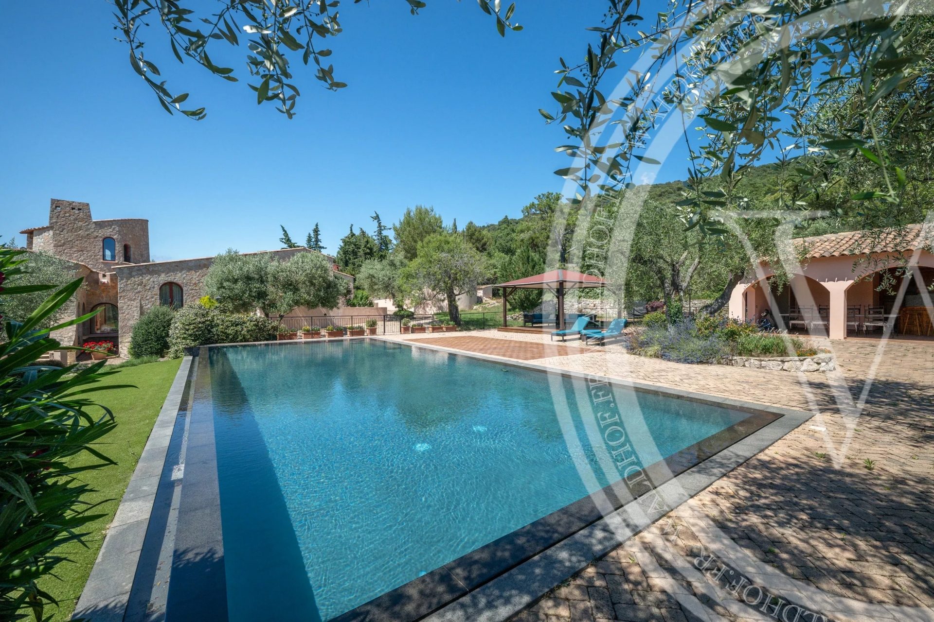 Majestueux domaine provençal de 600m² avec vue panoramique sur la mer, piscine et 5 suites - 20 Mins de Monaco - 9
