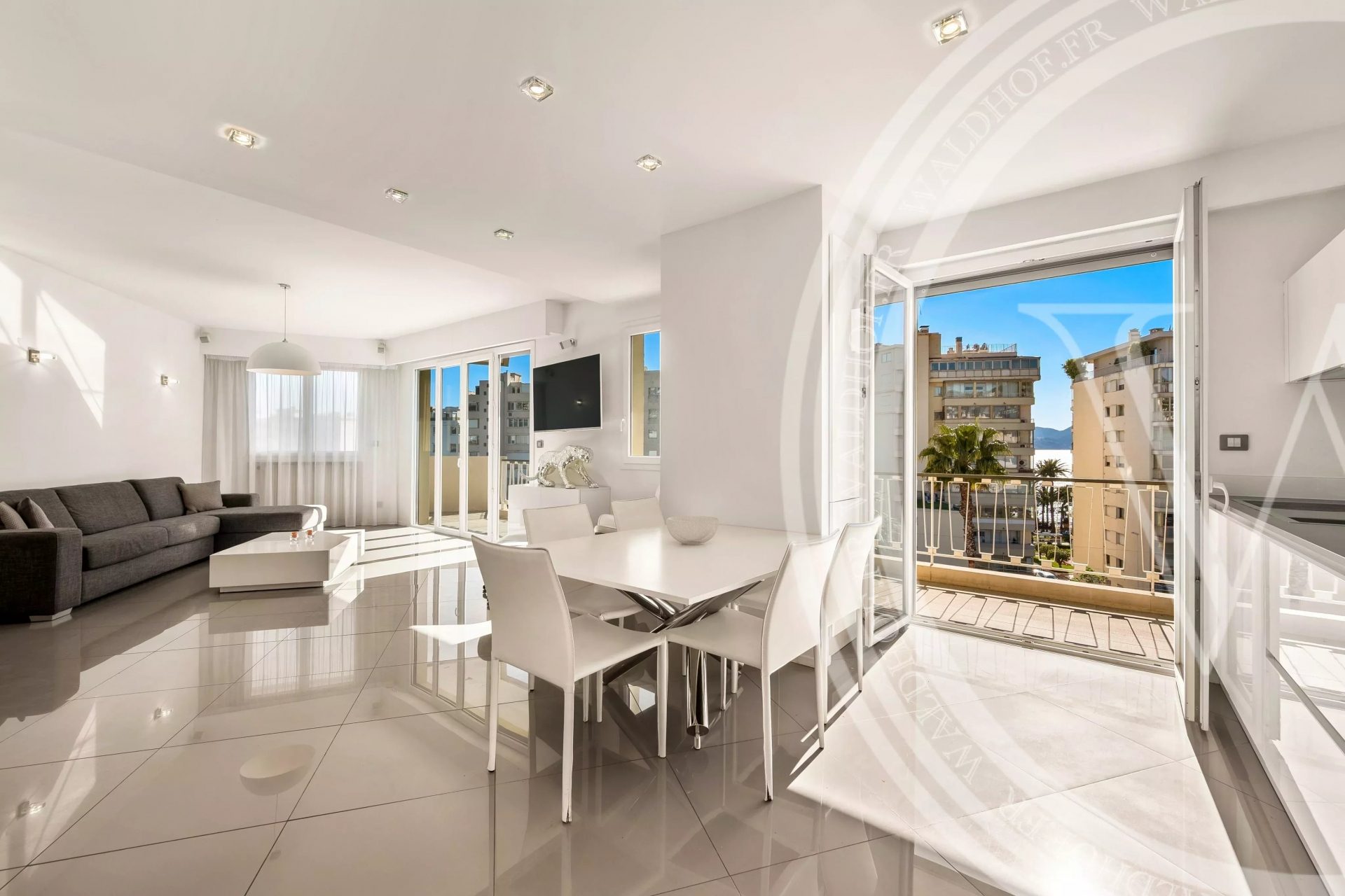 Fully Renovated 3-Room Apartment with Sea Views - 4
